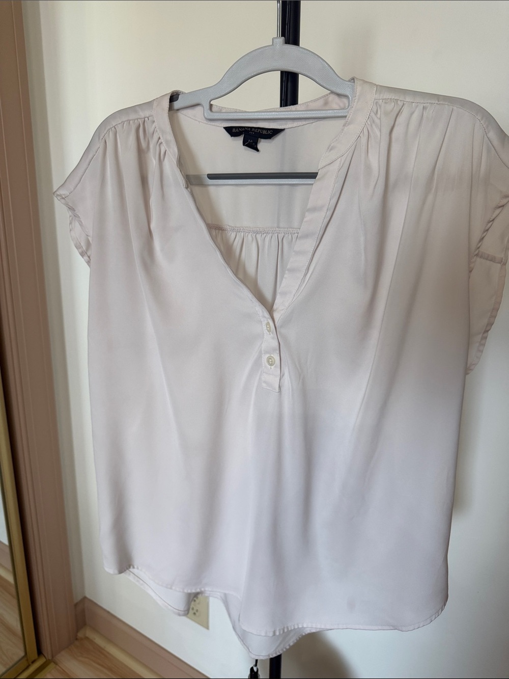 Banana Republic Light Cream Split-Neck Short Sleeve Blouse